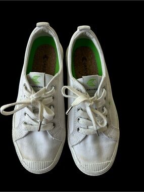 Cariuma women’s  White Canvas Sneakers